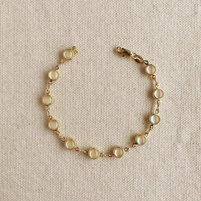 Discover elegance with our 18k Gold Filled Rounded Opal Bracelet, showcasing stunning opal stones set in a delicate gold design. Perfect for any occasion, this bracelet adds a touch of sophistication and charm to your look.